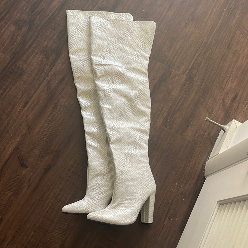 BRAND NEW OVER THE KNEE BOOTS - Picture 1 of 3